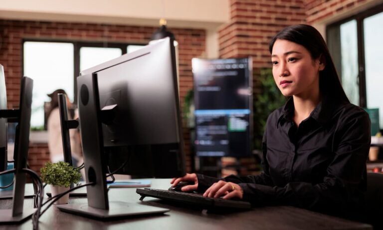 Business analyst using Power BI on Microsoft Fabric.