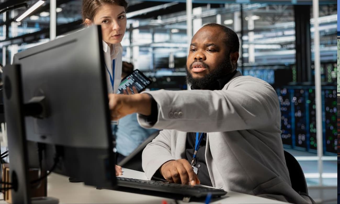 Two IT professionals discussing which migration tool to use.