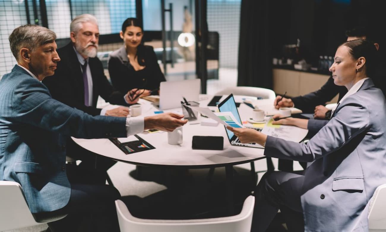 IT leaders exploring a guide to Microsoft 365