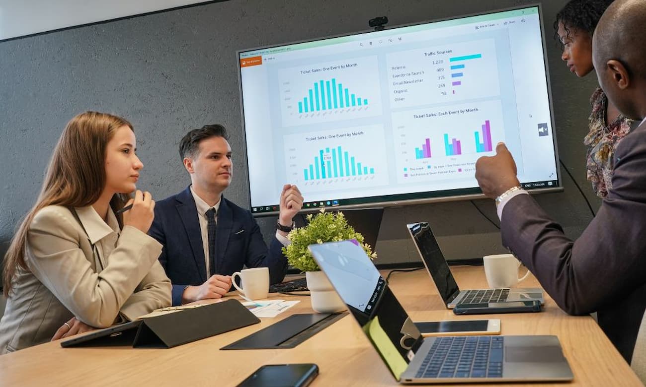 Data leaders deeply engaged in a data-driven discussion